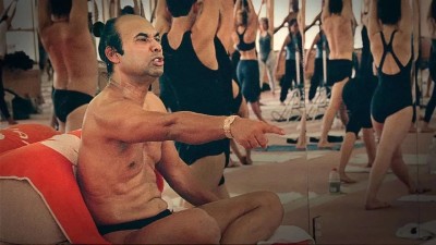 Bikram: Từ bậc thầy Yoga đến tội phạm tình dục-Bikram: Yogi, Guru, Predator