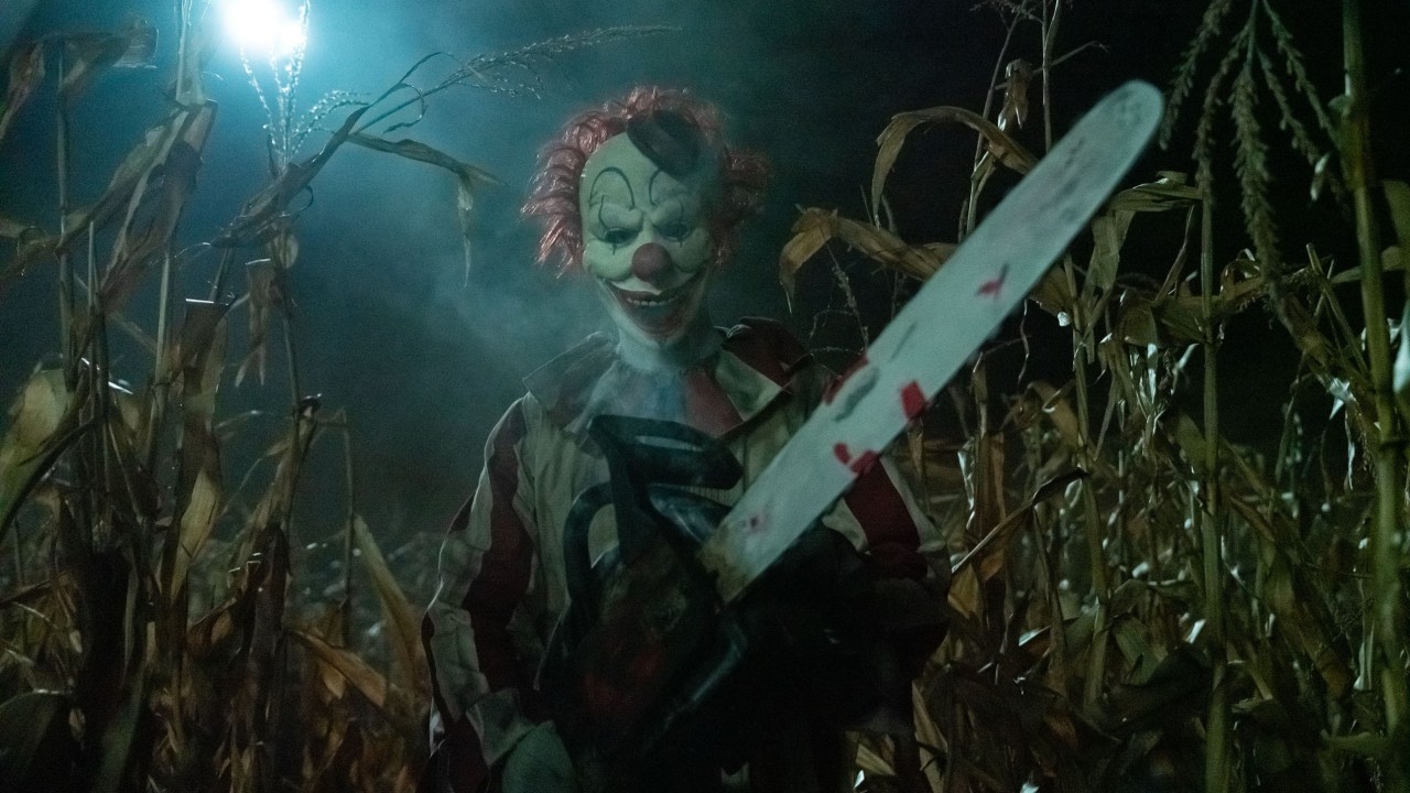 Chú Hề Trong Cánh Đồng Ngô - Clown in a Cornfield
